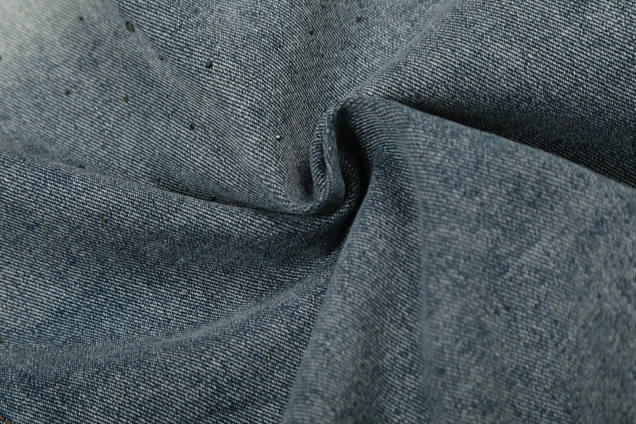 P270 💰 Chrome Hearts Chrome Hearts Cross Hot Diamond Denim Jacket OS version can be worn by both men and women! The fabric is made of twill gauze cotton fabric! The texture is clear and smooth, not easy to wrinkle or fade! The embroidery process is complex and repetitive. There are more than 20 leather labels. It takes 6 repeated embroidery steps to complete the back body. The requirements for the embroidery machine are very strict, and the distance is 45 cm! It won’t work if the spacing is too big, and it won’t work if it’s too small! We make clothes with care, and every detail must be restored one to one! The hardware is all carved and cast, and they are all genuine from the original factory! This piece of clothing consumes a lot of material, with more than 3 meters of material used for one piece of clothing! After the garment is made, it needs to be fixed at high temperature, washed at a water temperature of more than 70 degrees, and softened by adding softener to make the upper body softer and smoother! There is a flap on the sleeve that can be stored into short sleeves! Adapt it to that understanding Color: Picture color Size: S-M-L-XL